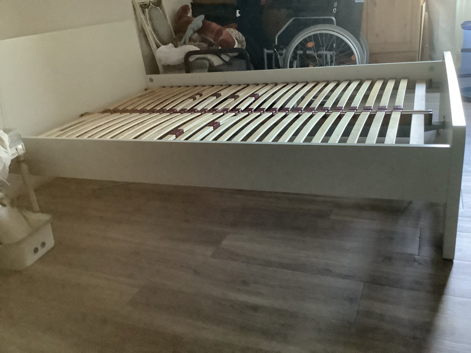 Wit tweepersoonsbed met lattenbodem