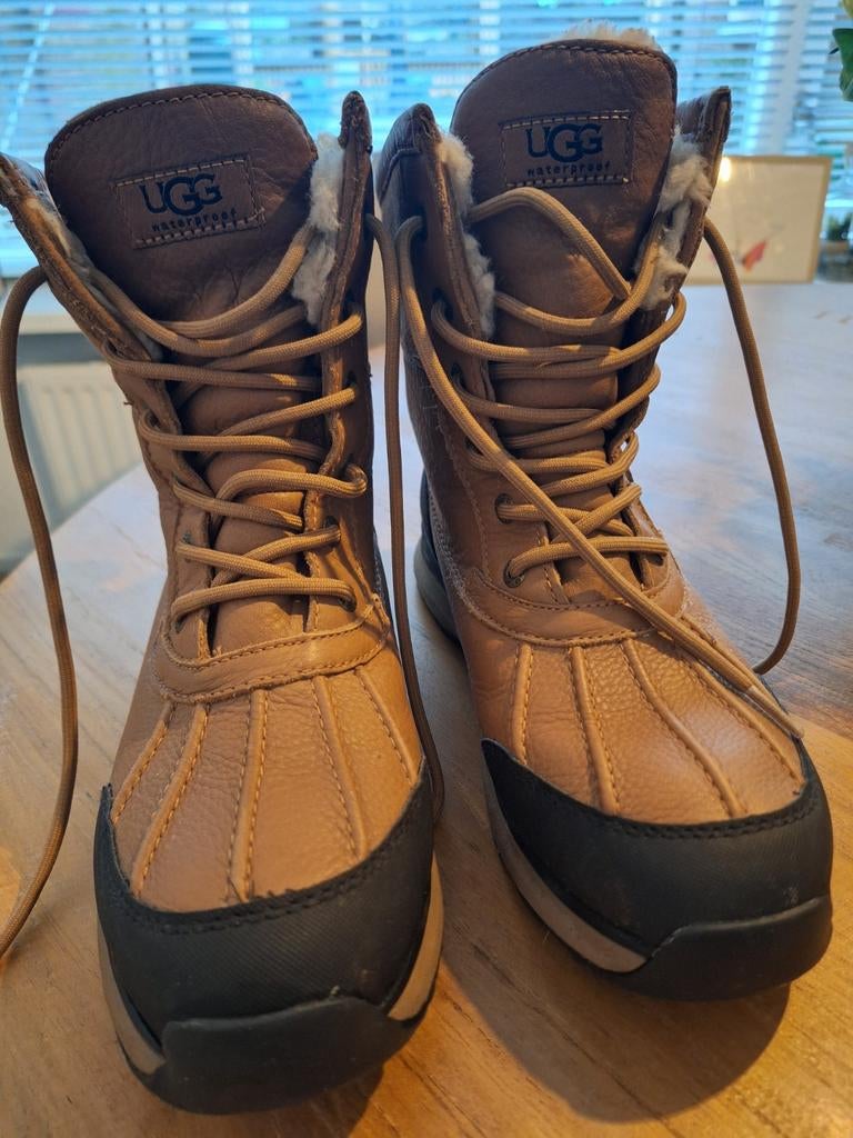 UGGS ADIRONDACK III, Ophalen of Verzenden, Zo goed als nieuw