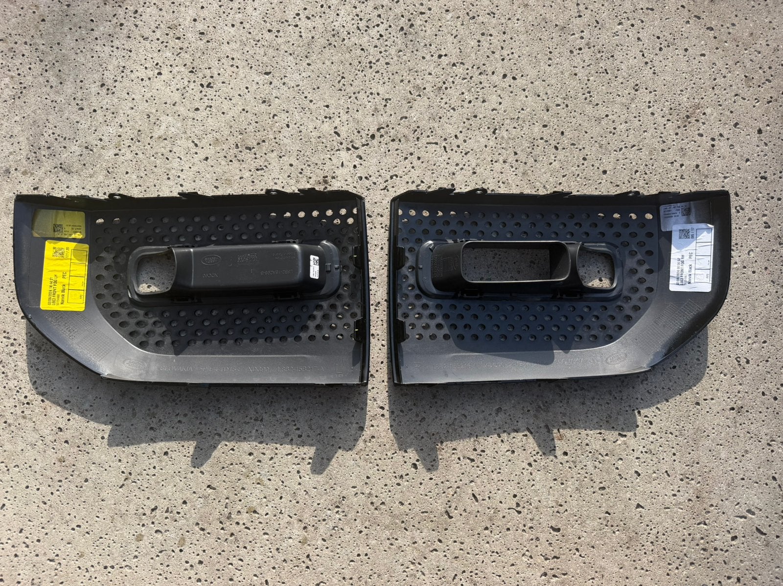 Foto 2 van Originele Land Rover Defender L663 front bumper delen L+R