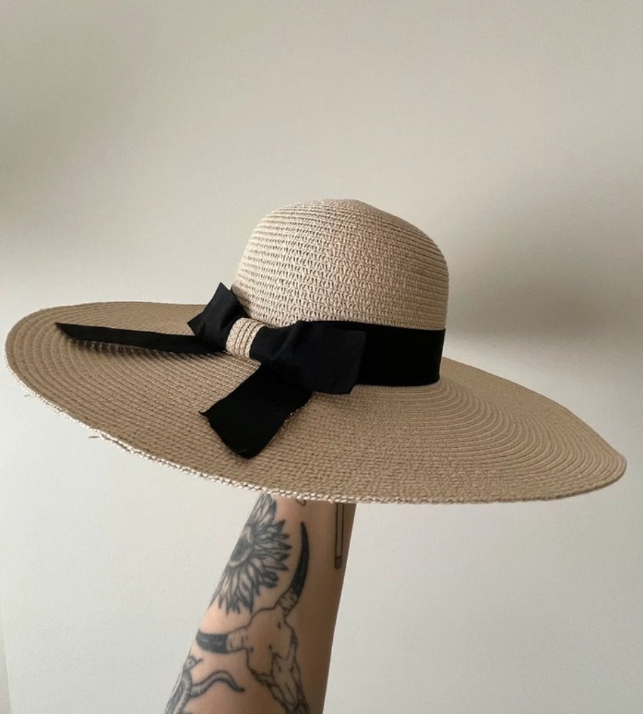 Beige wide brim paper straw size 56 hat with black trim, 56 of 57 cm (M, 7 of 7⅛ inch), Hoed, Ophalen of Verzenden, Onbekend