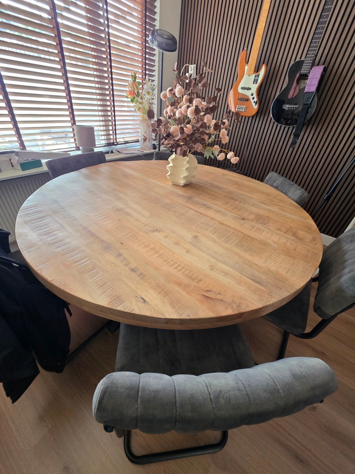 Foto 4 van Ronde Mango houten tafel (150cm) + 6 luxe Stoelen