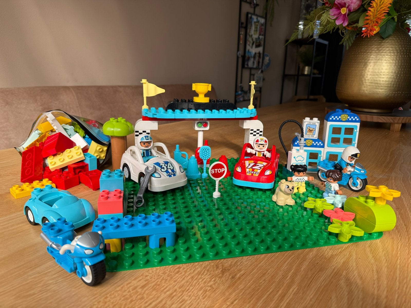 Grote LEGO Duplo set met raceauto, Ophalen of Verzenden, Zo goed als nieuw, Overige merken