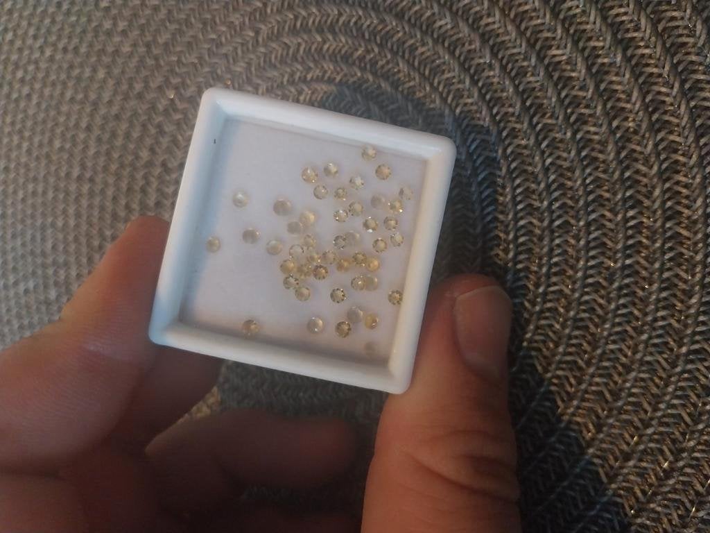 Klein lot met 2mm facet geslepen citrien, Ophalen of Verzenden, Zo goed als nieuw