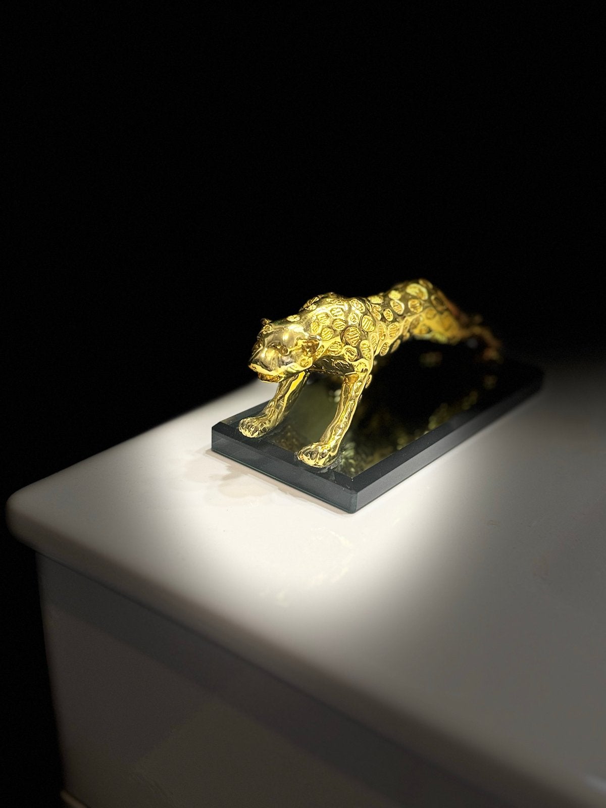 Gouden Panter Beeldje op Zwarte Sokkel - Decoratief, Ophalen of Verzenden, Zo goed als nieuw, Goud, Metaal