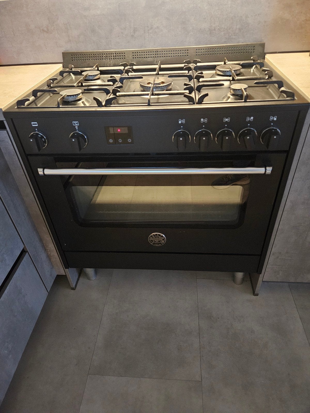 Bertazzoni Design 5-pits gasfornuis met wokbrander & oven, Ophalen, 60 cm of meer, Zo goed als nieuw, Energieklasse A of zuiniger
