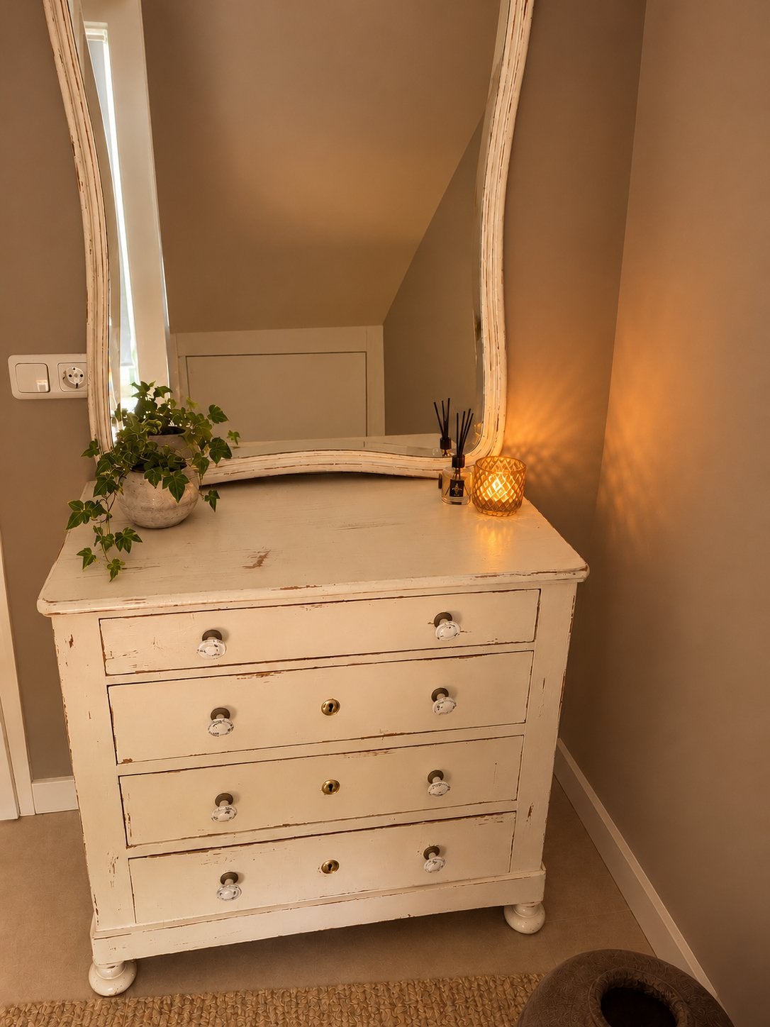 Antieke ladekast met spiegel - Crème wit, Huis en Inrichting, Ophalen