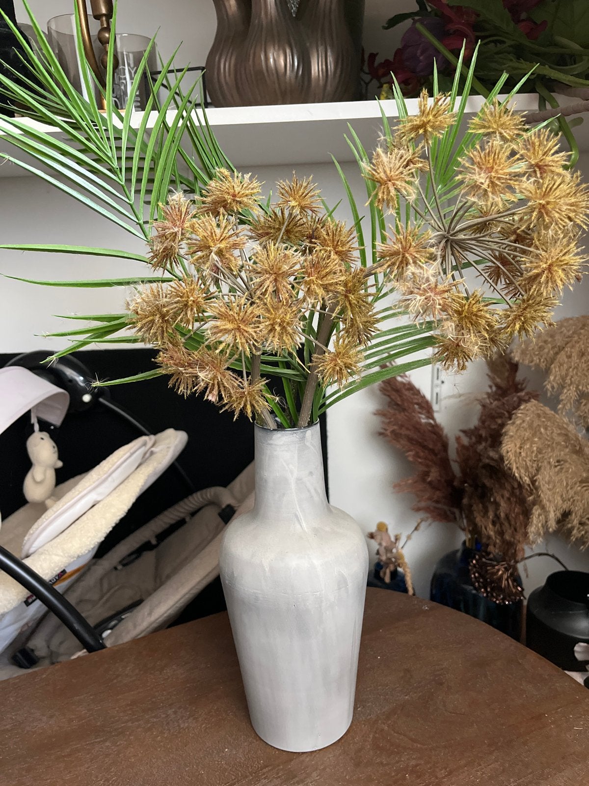 Witte vaas met droogbloemen en palmblad, Huis en Inrichting, Ophalen, Inclusief droogbloemen, Wit, Zo goed als nieuw