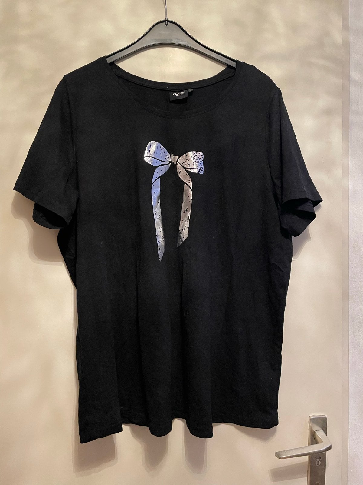 Zwart T-shirt met strikprint - zizzi - Maat L (50/52, Ophalen of Verzenden, Gedragen, Zwart, Shirt of Top