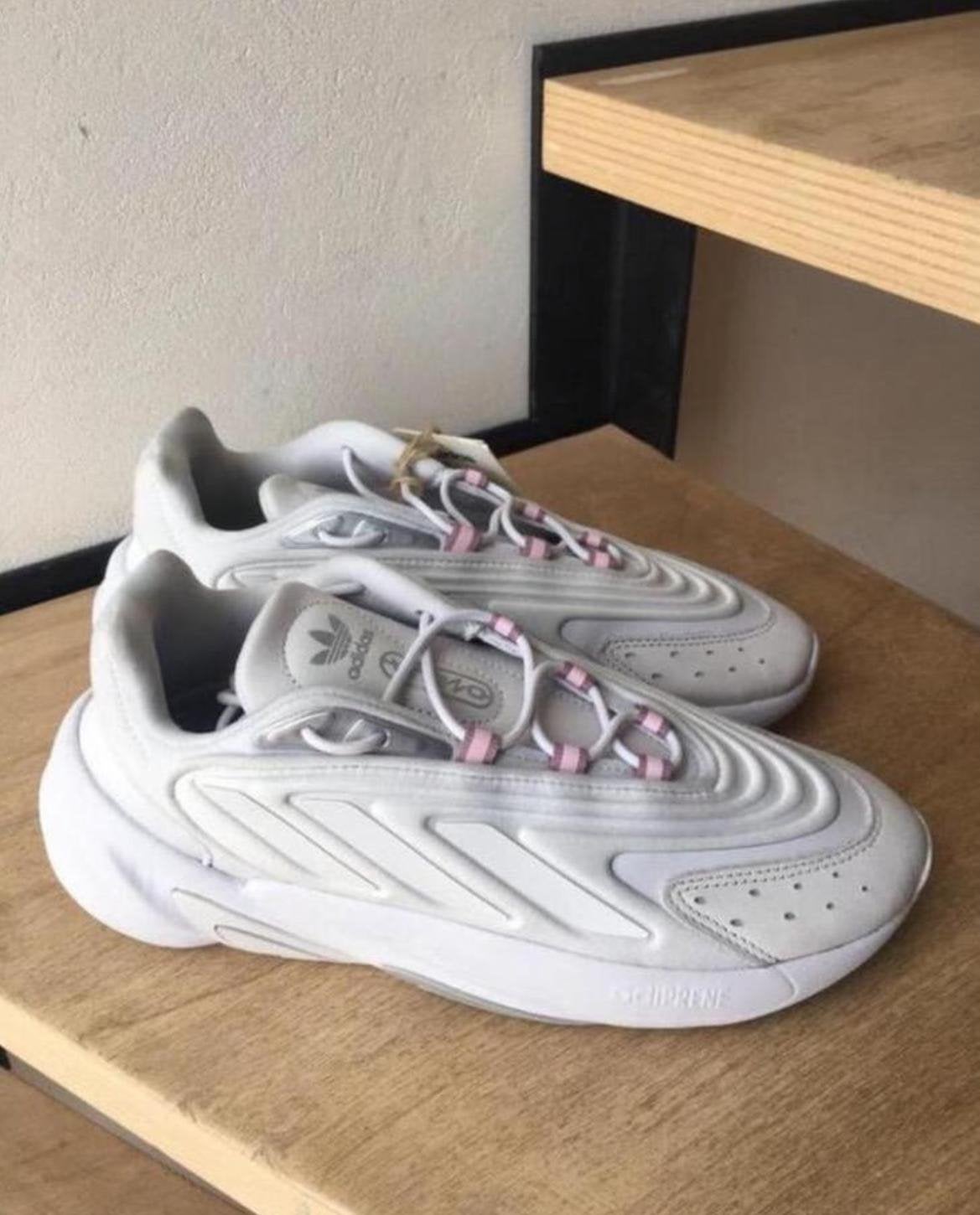 Adidas sneakers wit met roze details Adiprene Ozelia Nieuw, Wit, Nieuw, Ophalen of Verzenden, Sneakers of Gympen