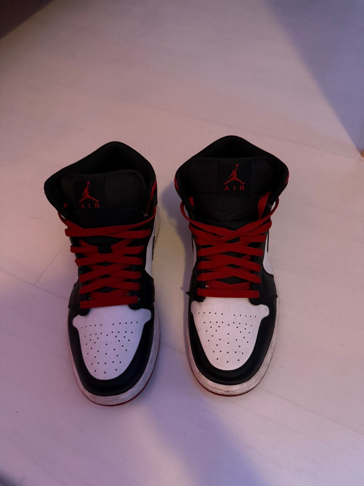 Air jordan 1 mid rood/wit/zwart, Ophalen of Verzenden, Zo goed als nieuw, Schoenen