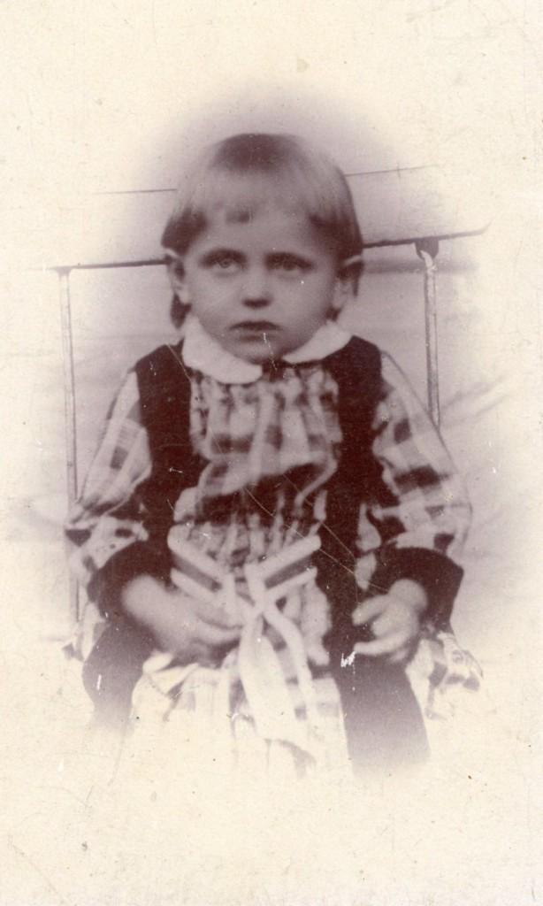 B16; Bij gesneden foto op hard jarton.7/5 x 12/5 cm, Verzamelen, Foto's en Prenten, Verzenden, Voor 1940, Zo goed als nieuw