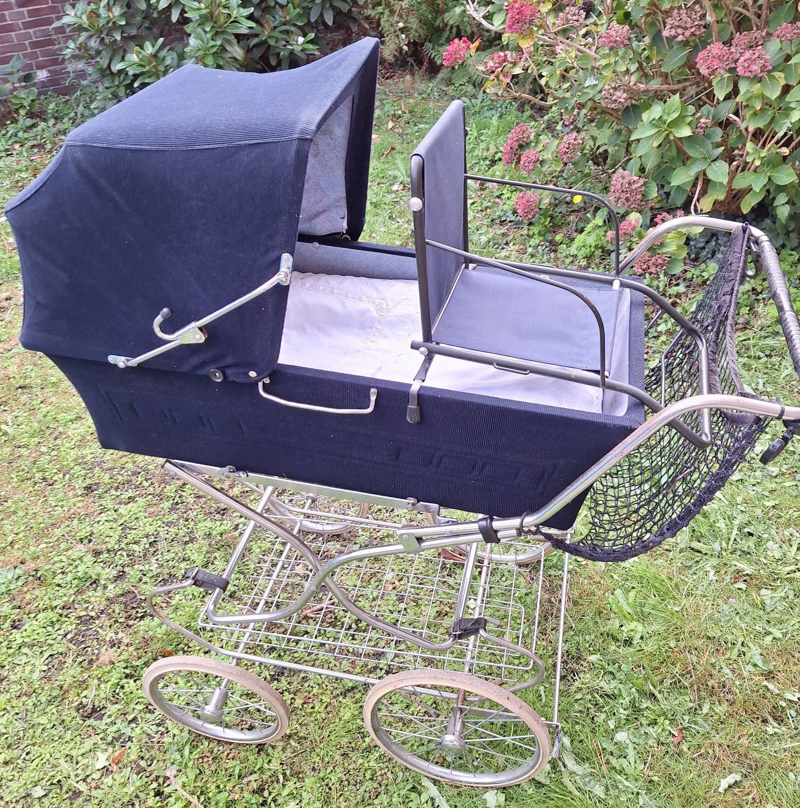 Foto 2 van Vintage Kinderwagen met Parasol en Zitje - Klassiek Design