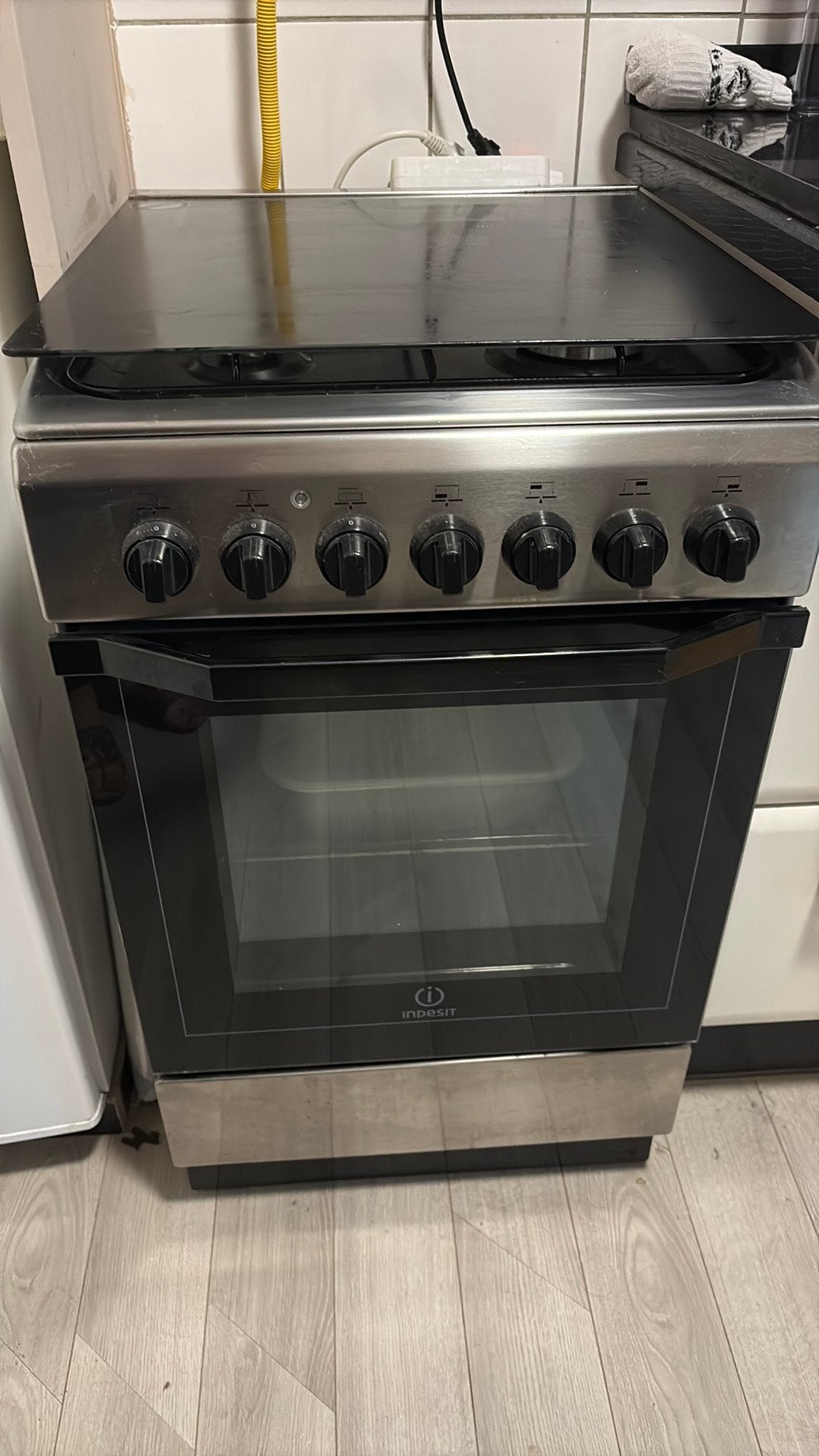 Indesit Gasfornuis met Oven - Werkt Prima, Witgoed en Apparatuur, Fornuizen, Ophalen, Gebruikt, 4 kookzones, Gas