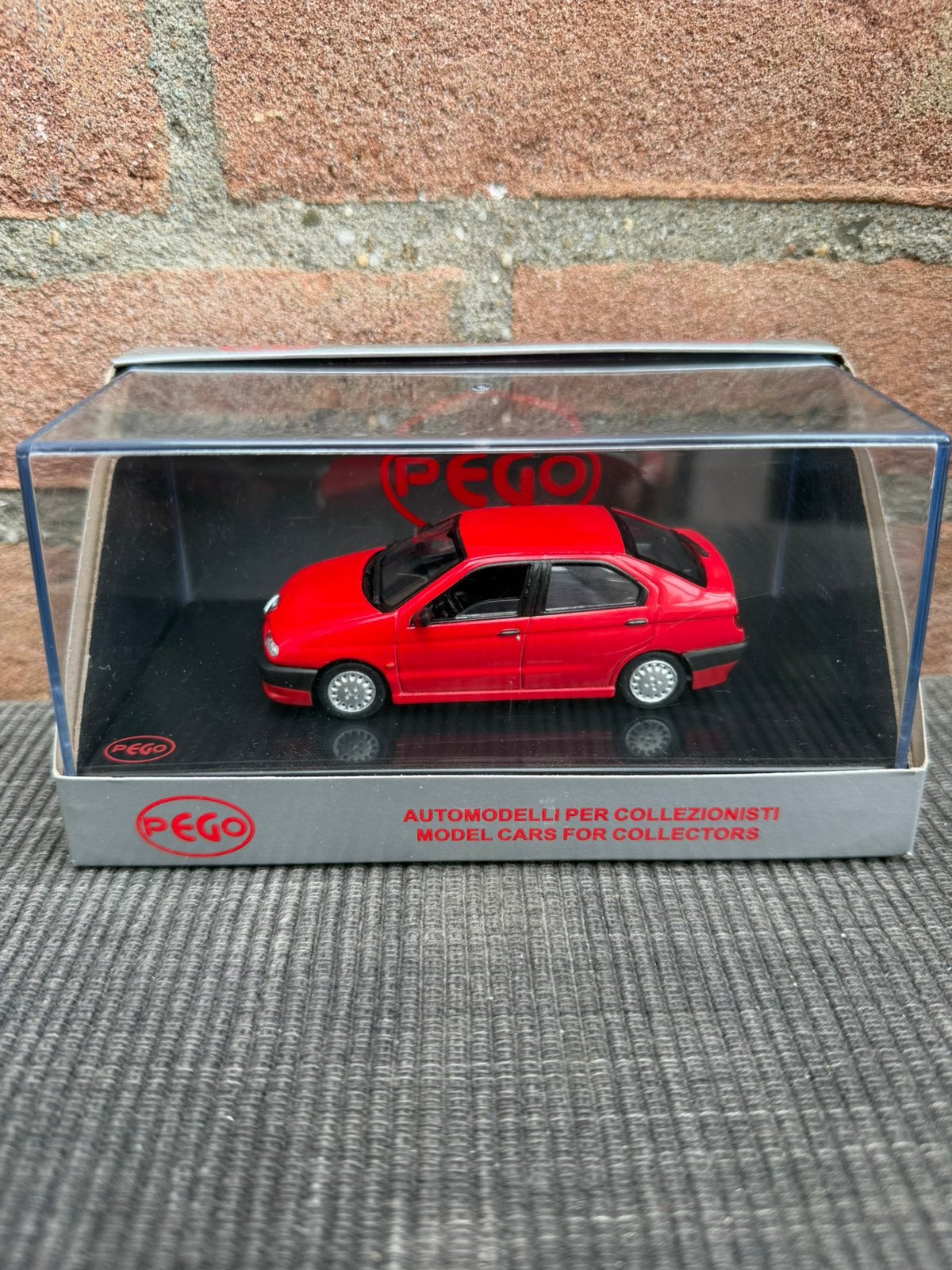 1:43 Alfa Romeo 146 Alfa rosso street ……. 19,50, Ophalen of Verzenden, Zo goed als nieuw, Auto, Overige merken