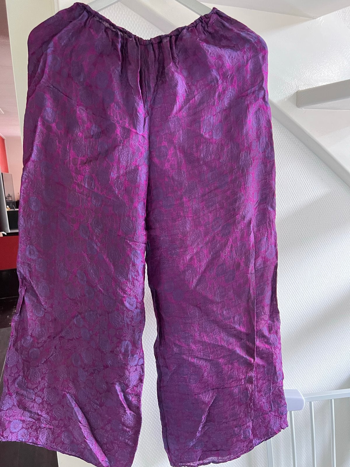 Paarse zijden broek met bloemenprint, Kleding | Dames, Broeken en Pantalons, Maat 38/40 (M), Paars, Ophalen of Verzenden, Lang