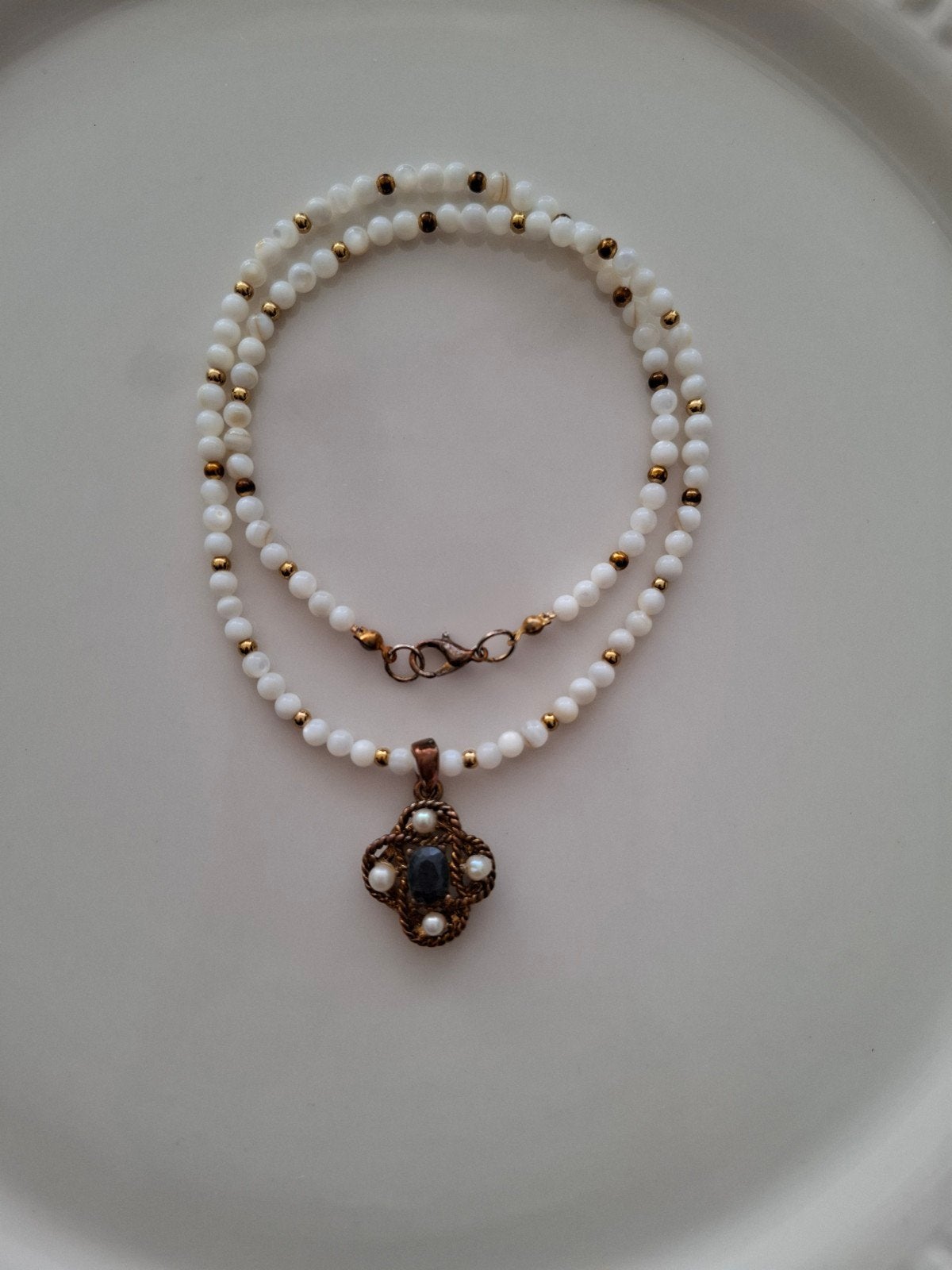Handgemaakte ketting met vintage hanger en parels, Overige materialen, Wit, Nieuw, Ophalen of Verzenden