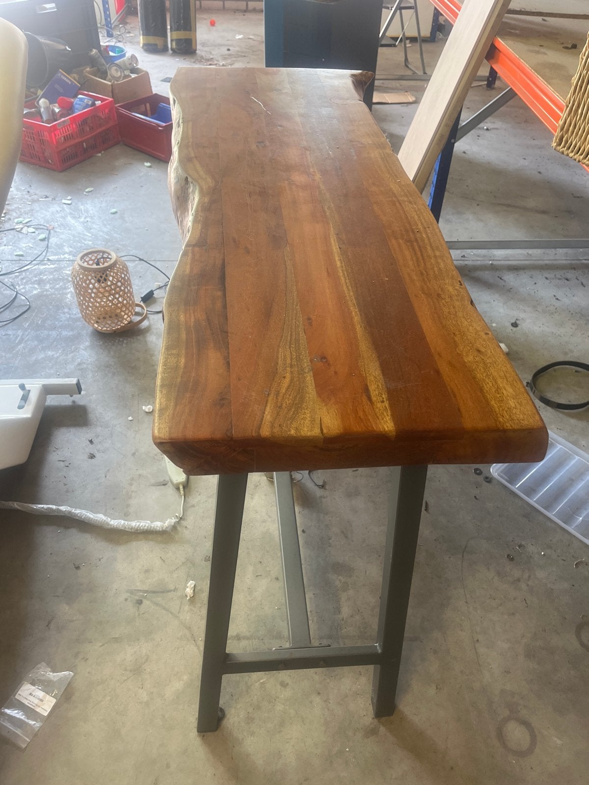 Massief houten sidetable met metalen onderstel, Ophalen, 100 tot 150 cm, Tot twee personen, 50 tot 100 cm