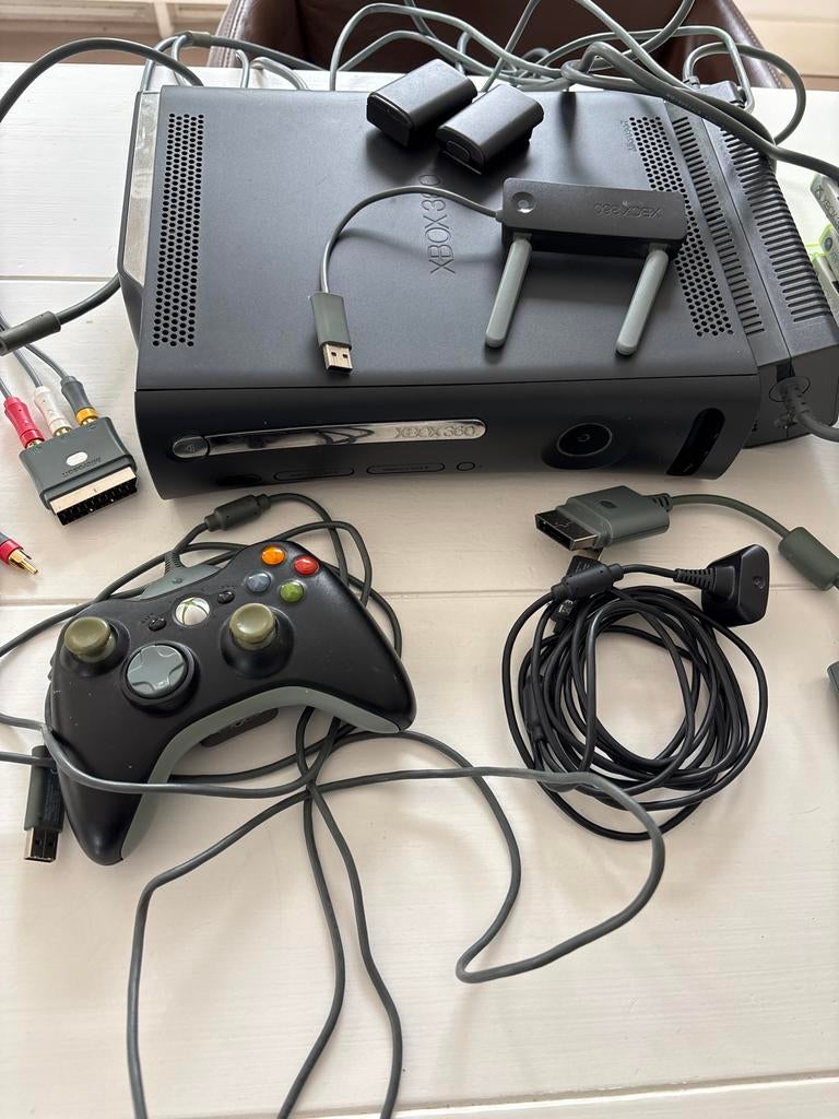 Xbox 360 E met controller en kabels en spellen, Spelcomputers en Games, Spelcomputers | Xbox 360, Ophalen, 4 GB, 360 E, Met 1 controller