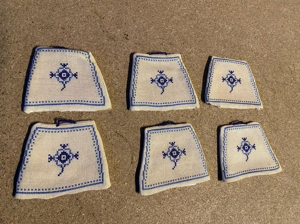Antieke klederdracht oorijzerkussentjes, handgeborduurd, Antiek en Kunst, Ophalen of Verzenden, Dames