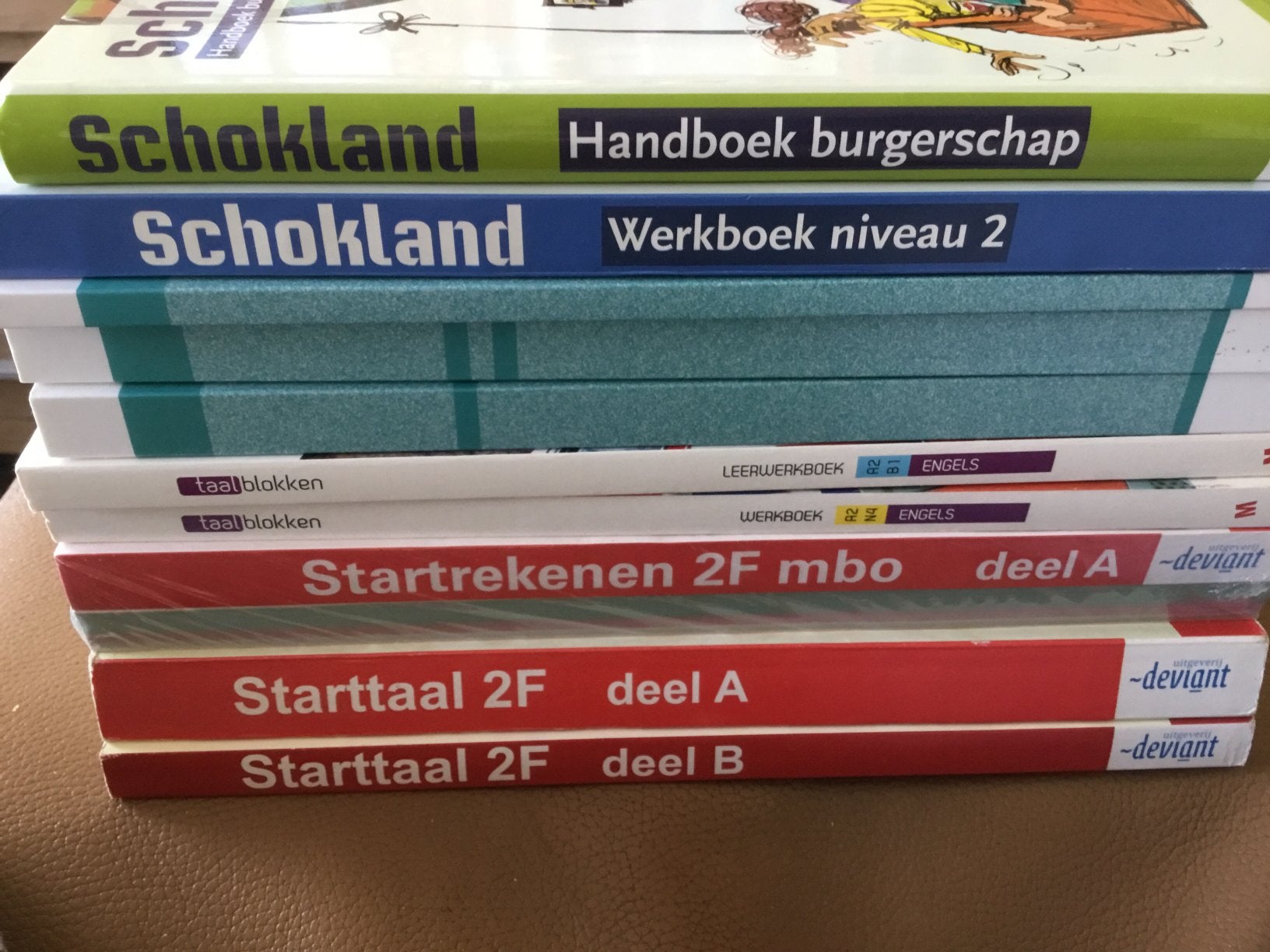 11 studieboeken MBO-OPLEIDINGEN service medewerker, Ophalen, Alpha, Zo goed als nieuw, MBO