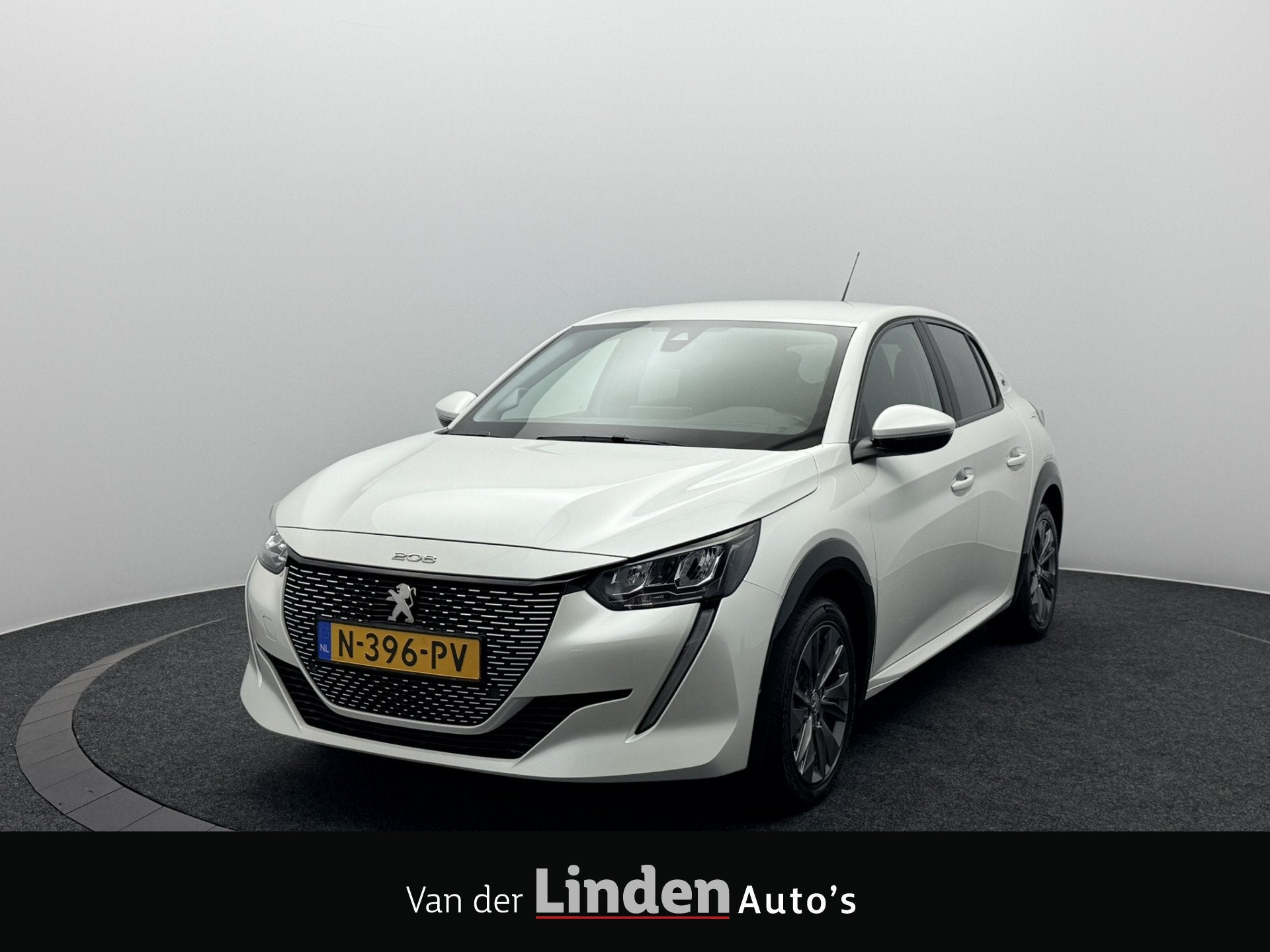 Peugeot e-208 EV Active Pack 50 kWh 3-Fase SOH 92,3% | Navig, Auto's, Peugeot, Gebruikt, Zwart, 24 min, Wit