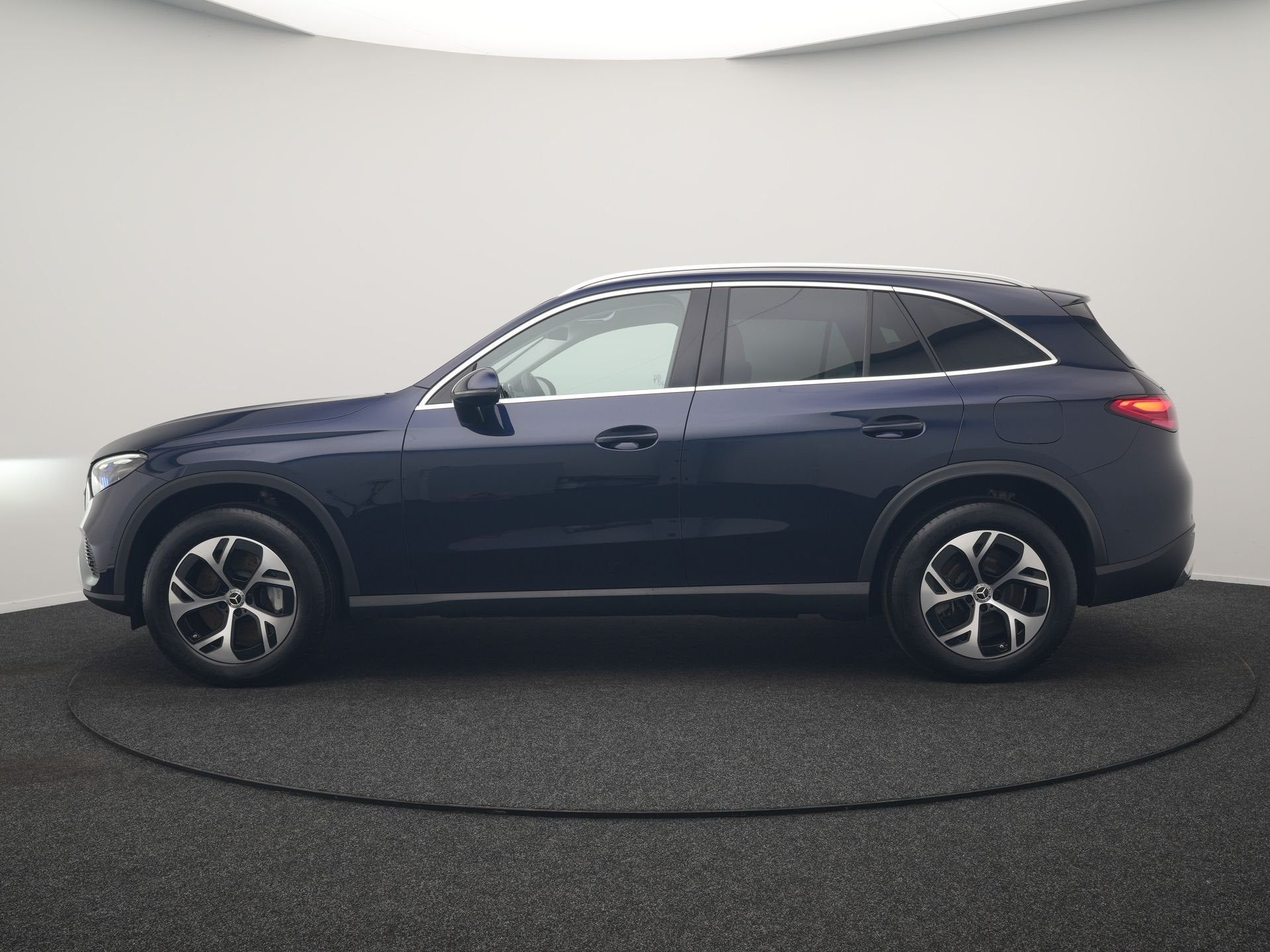 Mercedes-Benz GLC 300e 4MATIC Avantgarde PHEV 313pk Dealer O, Auto's, Automaat, Dealer onderhouden, Gebruikt, Zwart