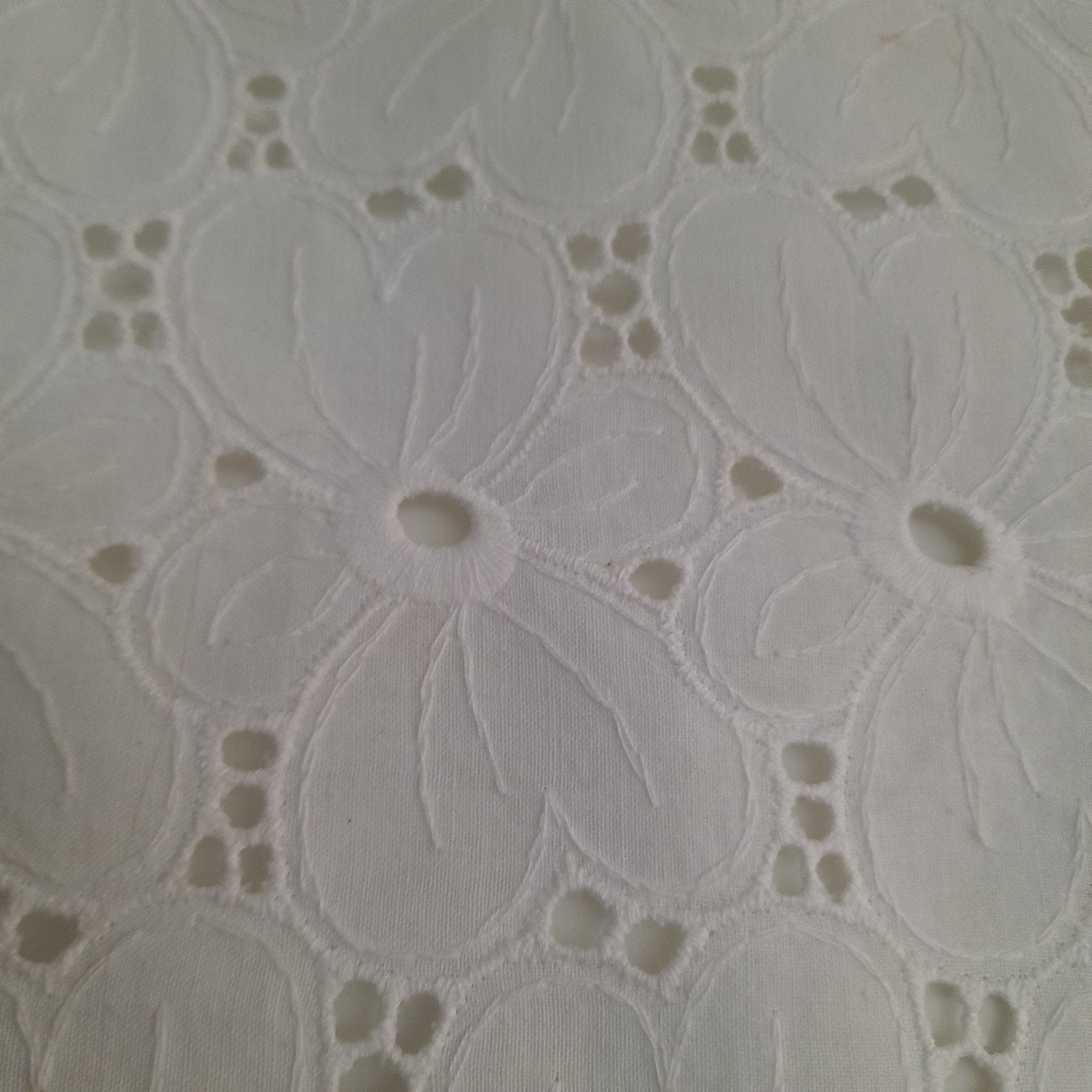 Uniek tafelkleedje met bloempatroon in broderie anglaise, Ophalen of Verzenden, Nieuw, Vierkant, Wit