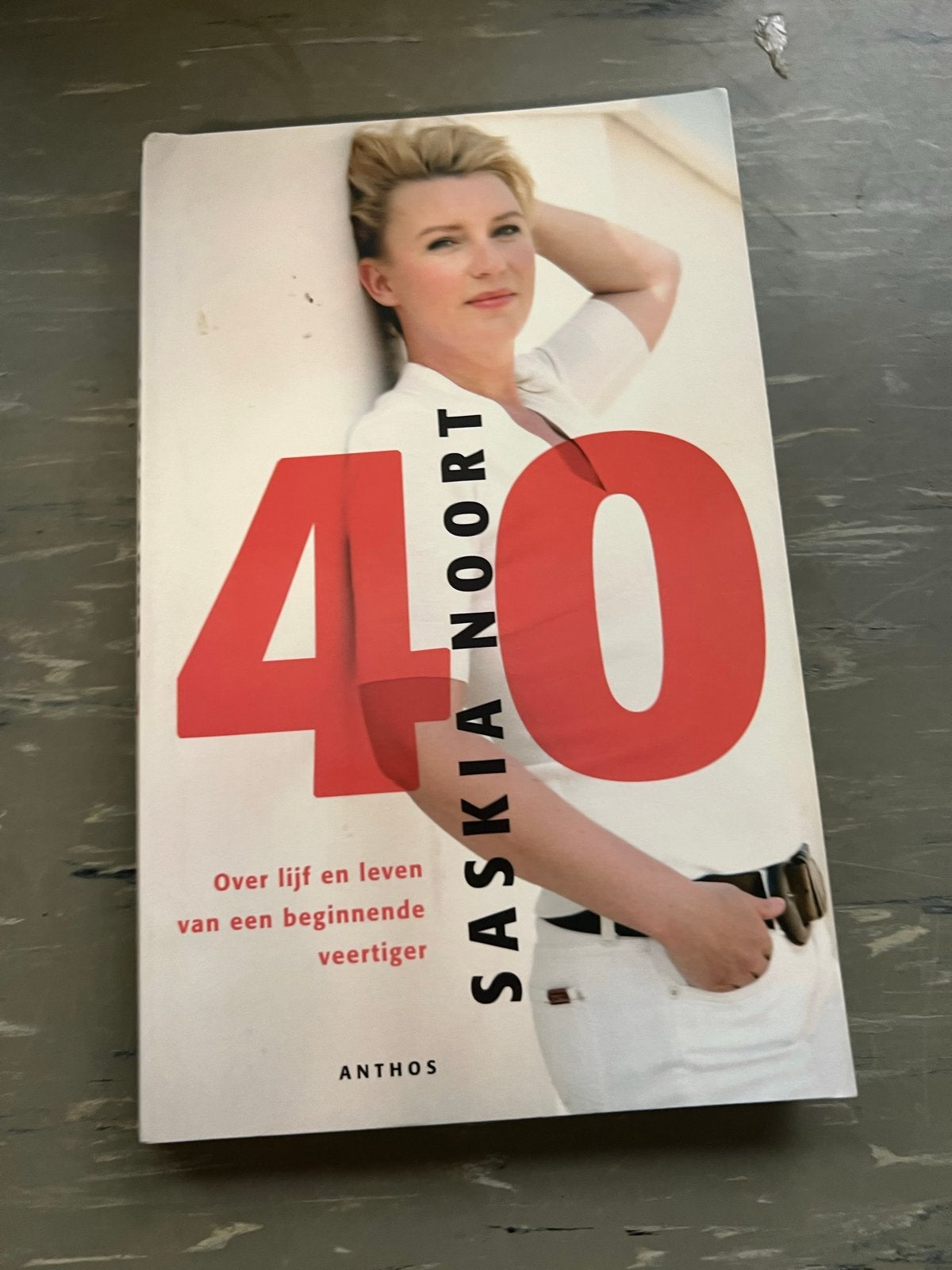 Saskia Noort - 40: Over lijf en leven van een beginnende vee, Ophalen of Verzenden, Zo goed als nieuw