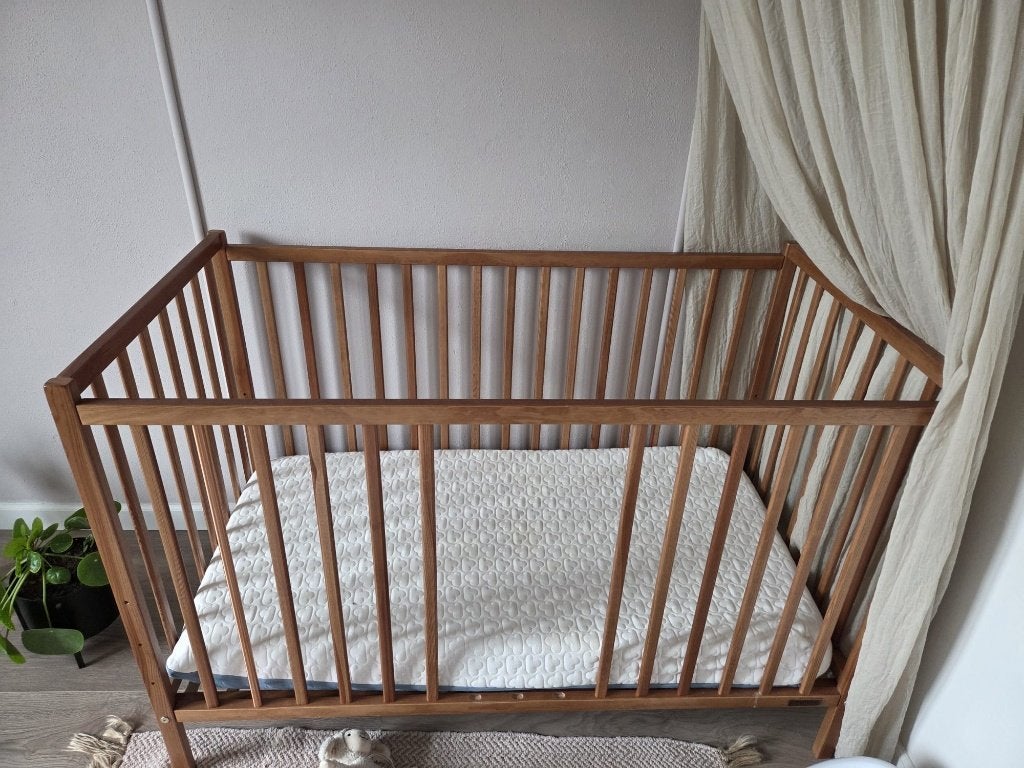 Peuter proof Ledikant in zeer goede staat met matras, Kinderen en Baby's, Ophalen, Zo goed als nieuw, Ledikant