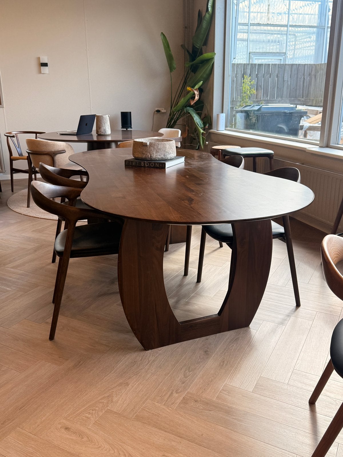 Design tafel walnoot japandi 240x110 met stoelen, Ophalen, Zo goed als nieuw