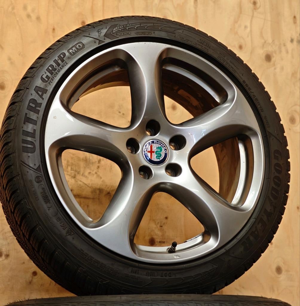 Org. 18" WINTER ALFA ROMEO GIULIA velgen Goodyear TPMS, 18 inch, Gebruikt, Ar, Banden en Velgen