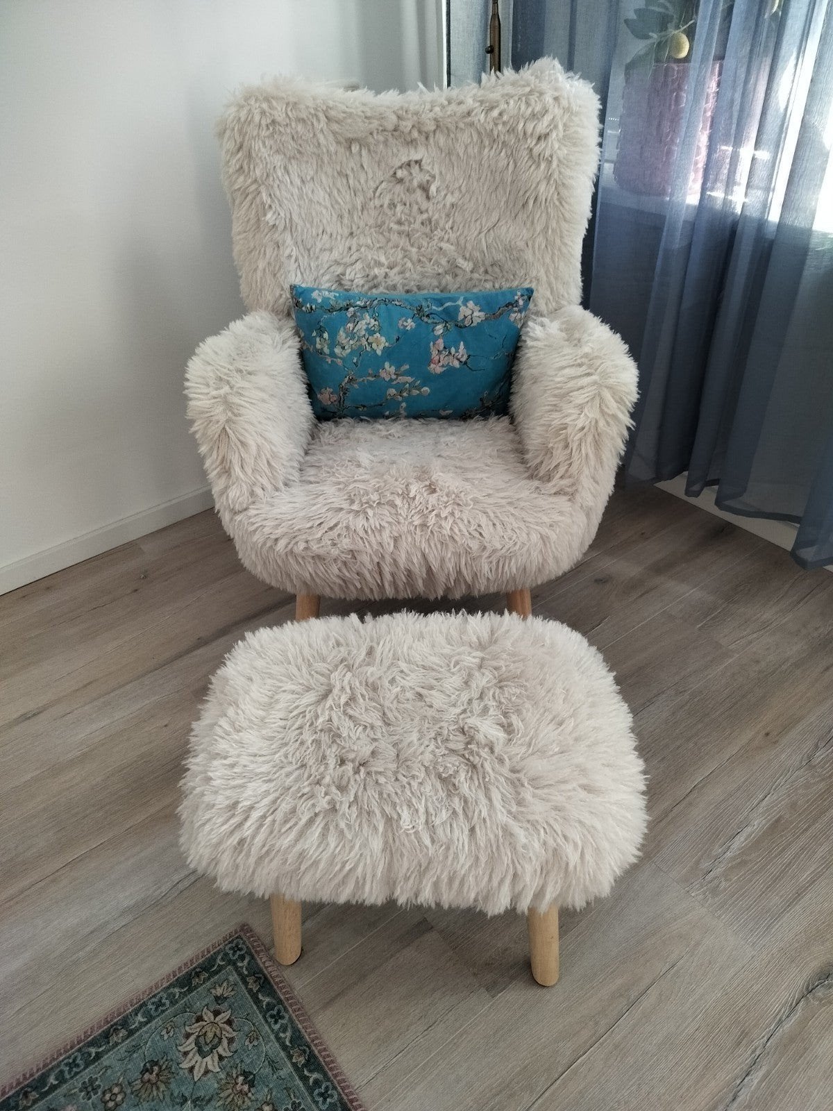 Comfortabele fauteuil met poef - Crème pluizig, Huis en Inrichting, Ophalen, Modern, Comfortabel, Scandinavisch, 75 tot 100 cm