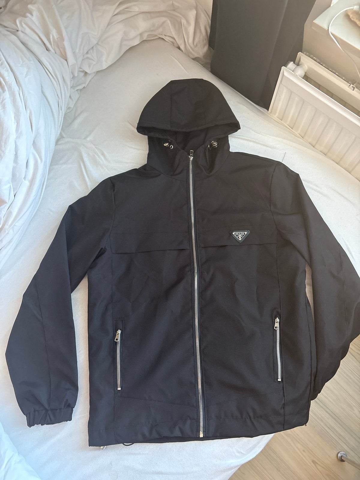 Prada Zwarte Jas - Helemaal Nieuw, Kleding | Heren, Jassen | Zomer, Ophalen of Verzenden, Nieuw, Overige maten, Zwart