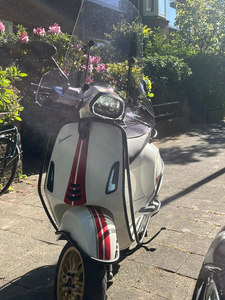 Vespa sprint 50cc, Fietsen en Brommers, Ophalen, Zo goed als nieuw, Benzine