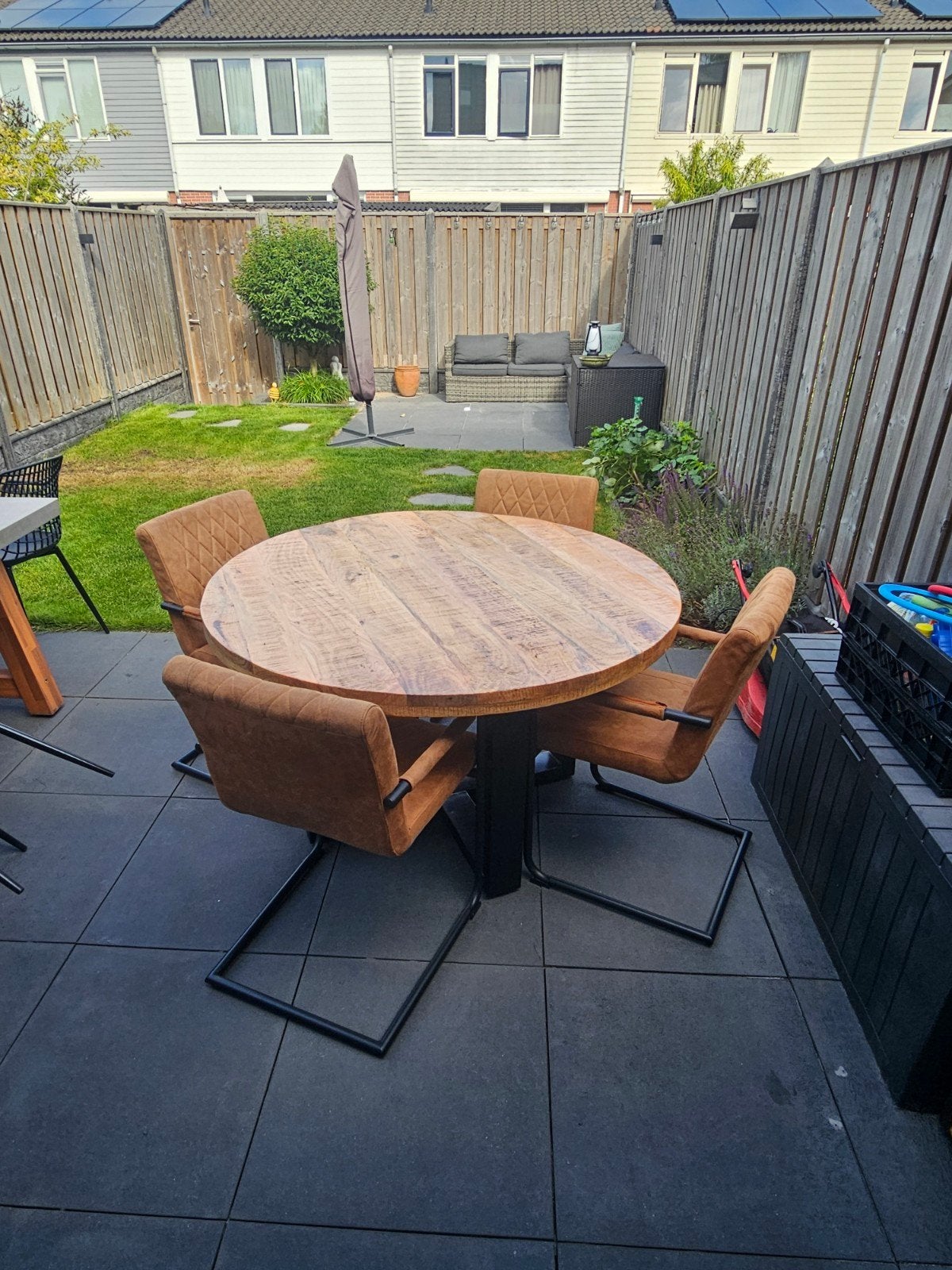 Eetkamerset: ronde mangohoutentafel met 4 eetkamerstoelen, Huis en Inrichting, Ophalen, Zo goed als nieuw, Industrieel, 4 tot 6 stoelen