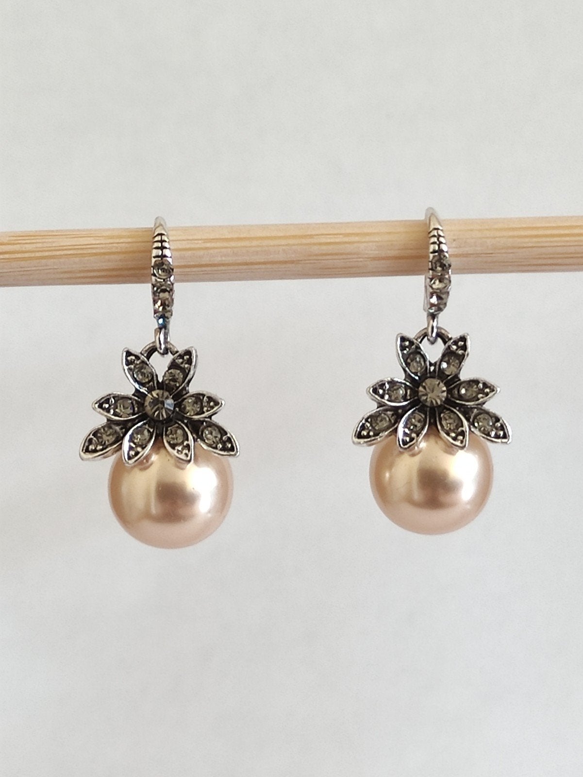 Oorbellen met een imitatie parel en een bloem nieuw, Overige materialen, Hangers, Nieuw, Ophalen of Verzenden