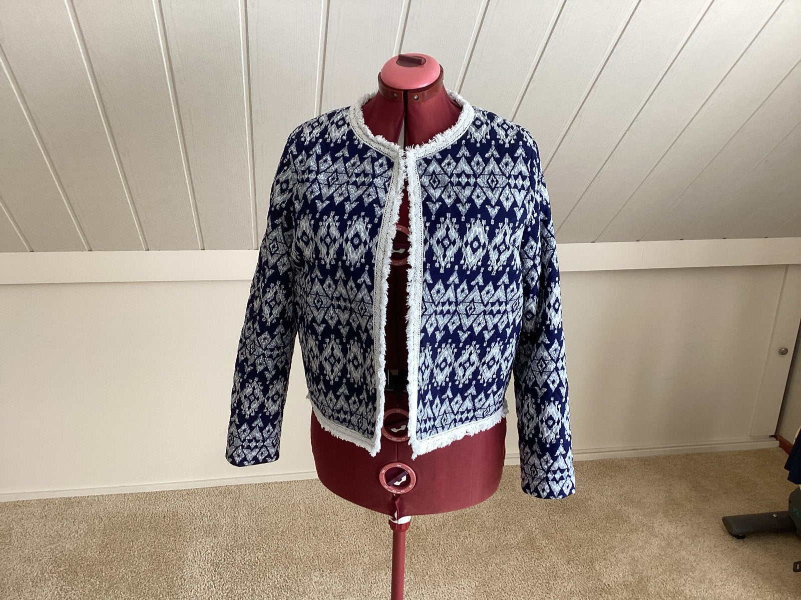 Stijlvol blauw-wit  jasje met franjes. Merk Atmosphere., Kleding | Dames, Ophalen of Verzenden, Gedragen, Blauw