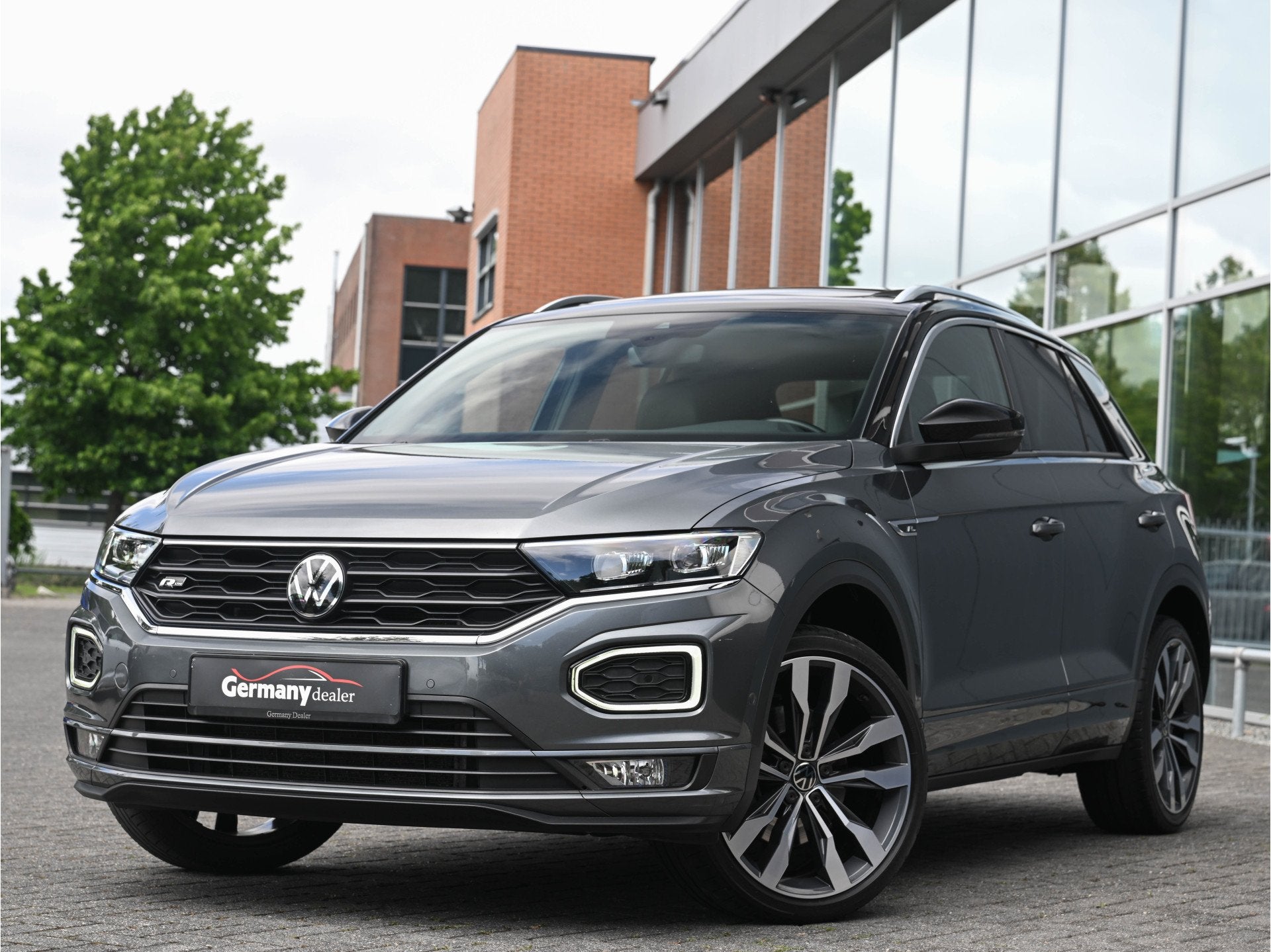 Volkswagen T-Roc 1.5TSI 150pk R-Line Pano Trekh LED 19-Inch, Auto's, Volkswagen, 4 cilinders, Bedrijf, Grijs, Zilver of Grijs