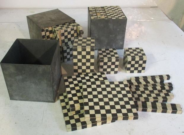 antieke zinken kubus met houten decimale plankjes school, Antiek en Kunst, Verzenden, Overige thema's