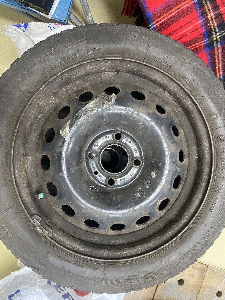 Set: 4 winterbanden (165/65/R15) op stalen velg + wieldoppen, Gebruikt, 15 inch, Band(en), Winterbanden