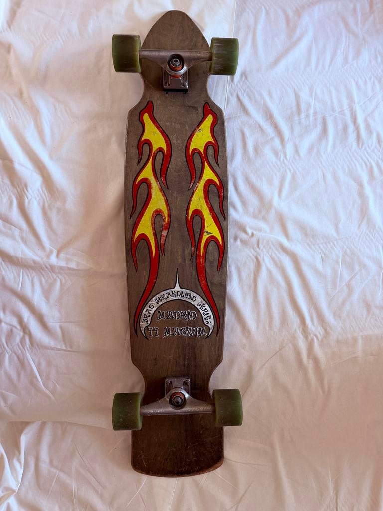 Madrid 44 Magnum Longboard Skateboard 112/24 cm met vlammen, Ophalen of Verzenden, Gebruikt, Skateboard, Longboard