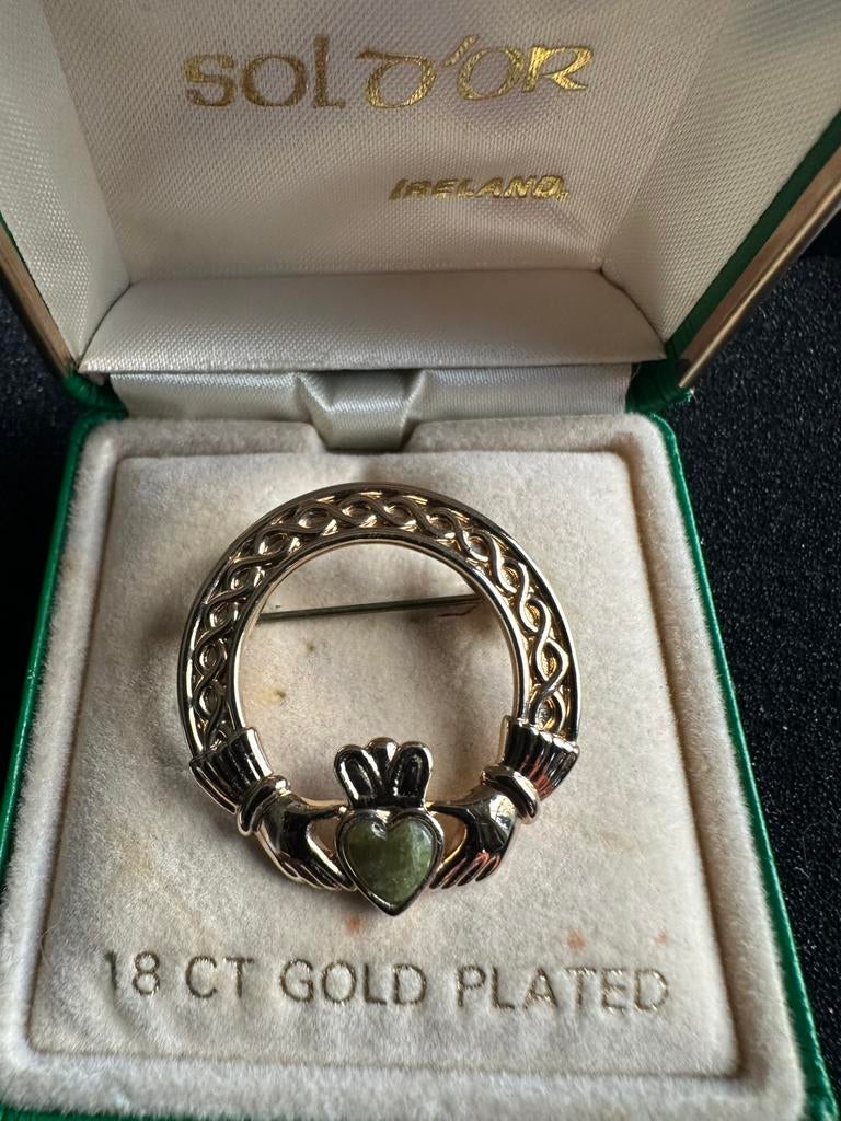 Vintage ierse broche claddagh 18 karaat goud plated, Sieraden, Tassen en Uiterlijk, 4 tot 7 cm, Ophalen of Verzenden, Zo goed als nieuw