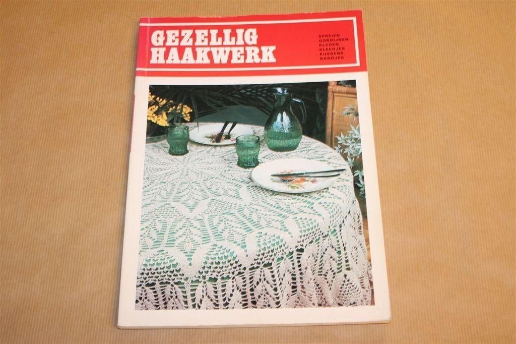 Gezellig Haakwerk [Vintage Patronenboek 1983], Boeken, Ophalen of Verzenden, Gelezen, Breien en Haken