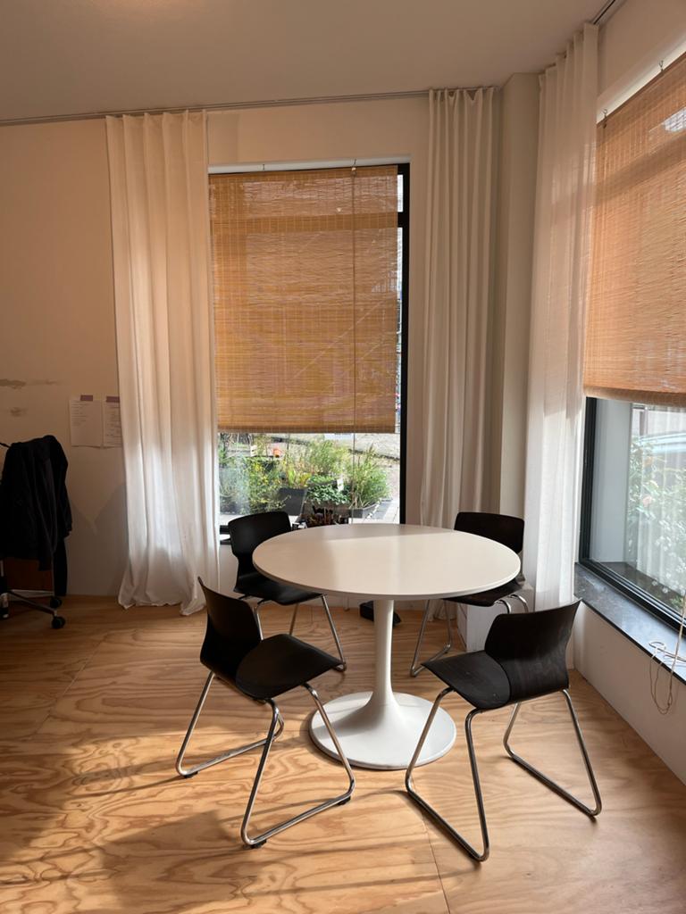 Ikea witte ronde tafel met vier vintage stoelen, Huis en Inrichting, Tafels | Eettafels, Ophalen, Kunststof, Gebruikt, 100 tot 150 cm