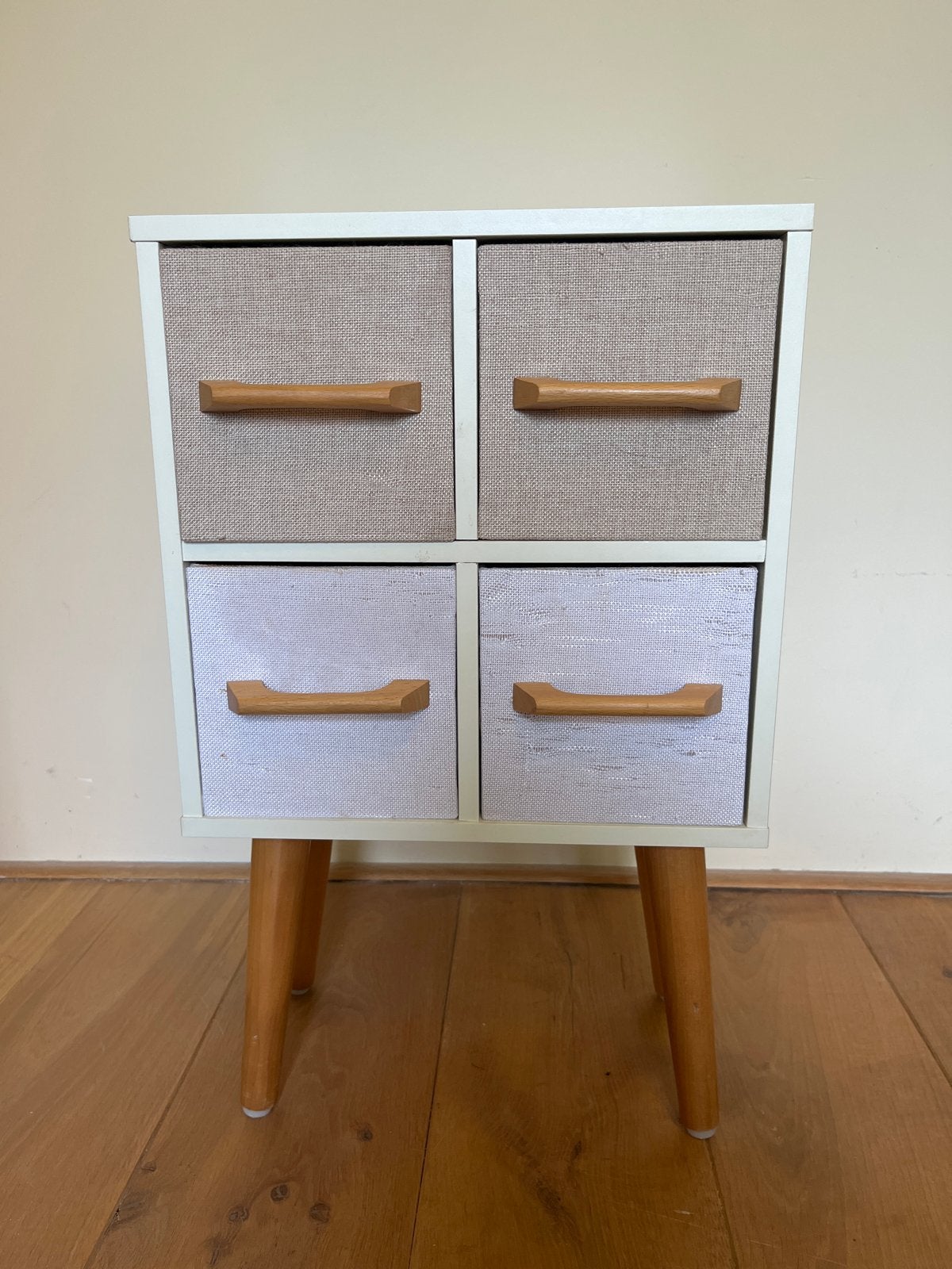 Nachtkastje met 4 stoffen lades en houten poten, Ophalen, Minder dan 50 cm, Gebruikt, 3 of 4 laden