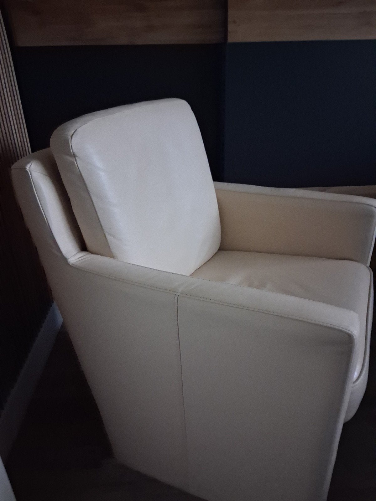 Comfortabele crèmekleurige leren fauteuil, Huis en Inrichting, Ophalen, Gebruikt, Modern comfort, 75 tot 100 cm