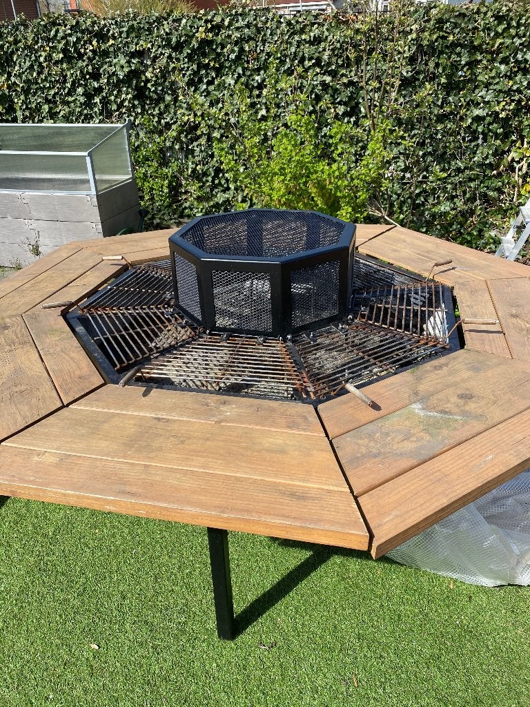 BBQ tafel heel apart, Ophalen, Gebruikt