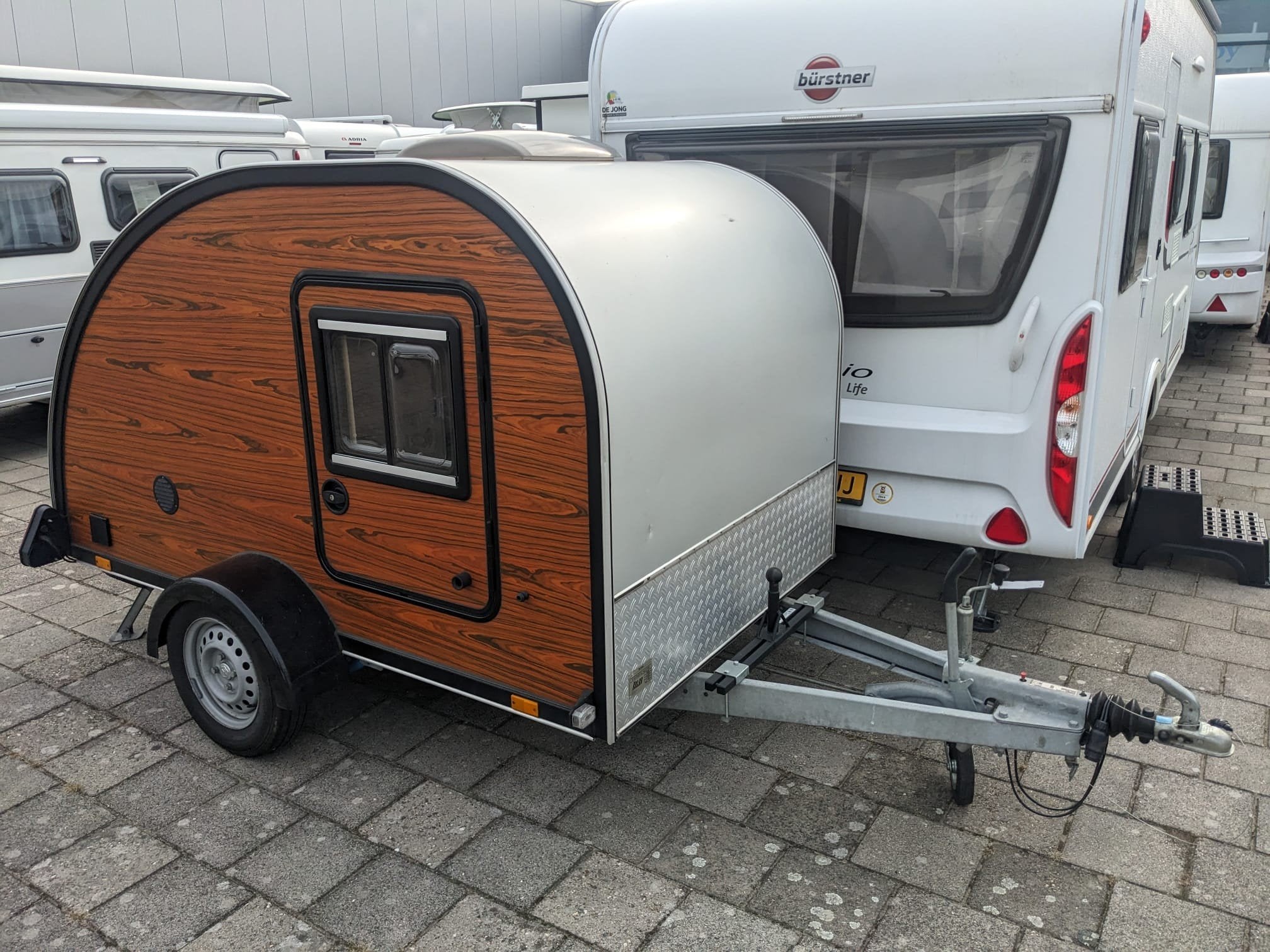 Kulba Woody (bj 2020), Caravans en Kamperen, Caravans, Overige merken, Bedrijf, 500 - 750 kg, Verkoop@dejongrecreatie.nl
