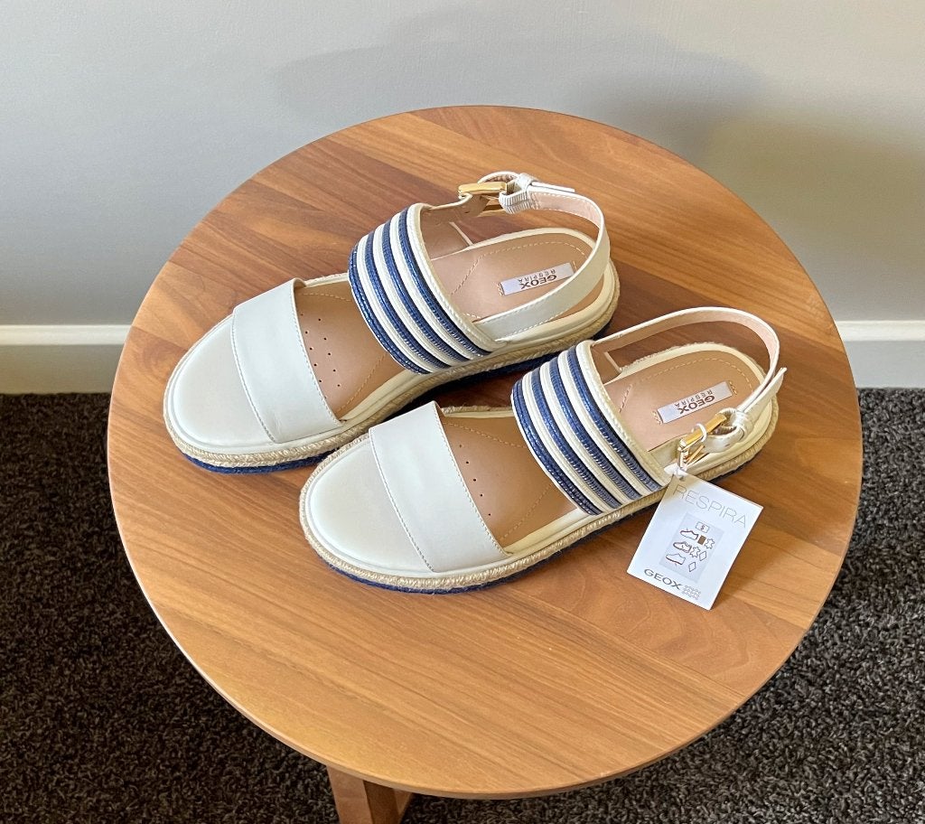 Nieuw: wit/blauw leren sandaaltje; merk Geox Respira mt 36 ½, Geox Respira, Blauw, Nieuw, Sandalen of Muiltjes