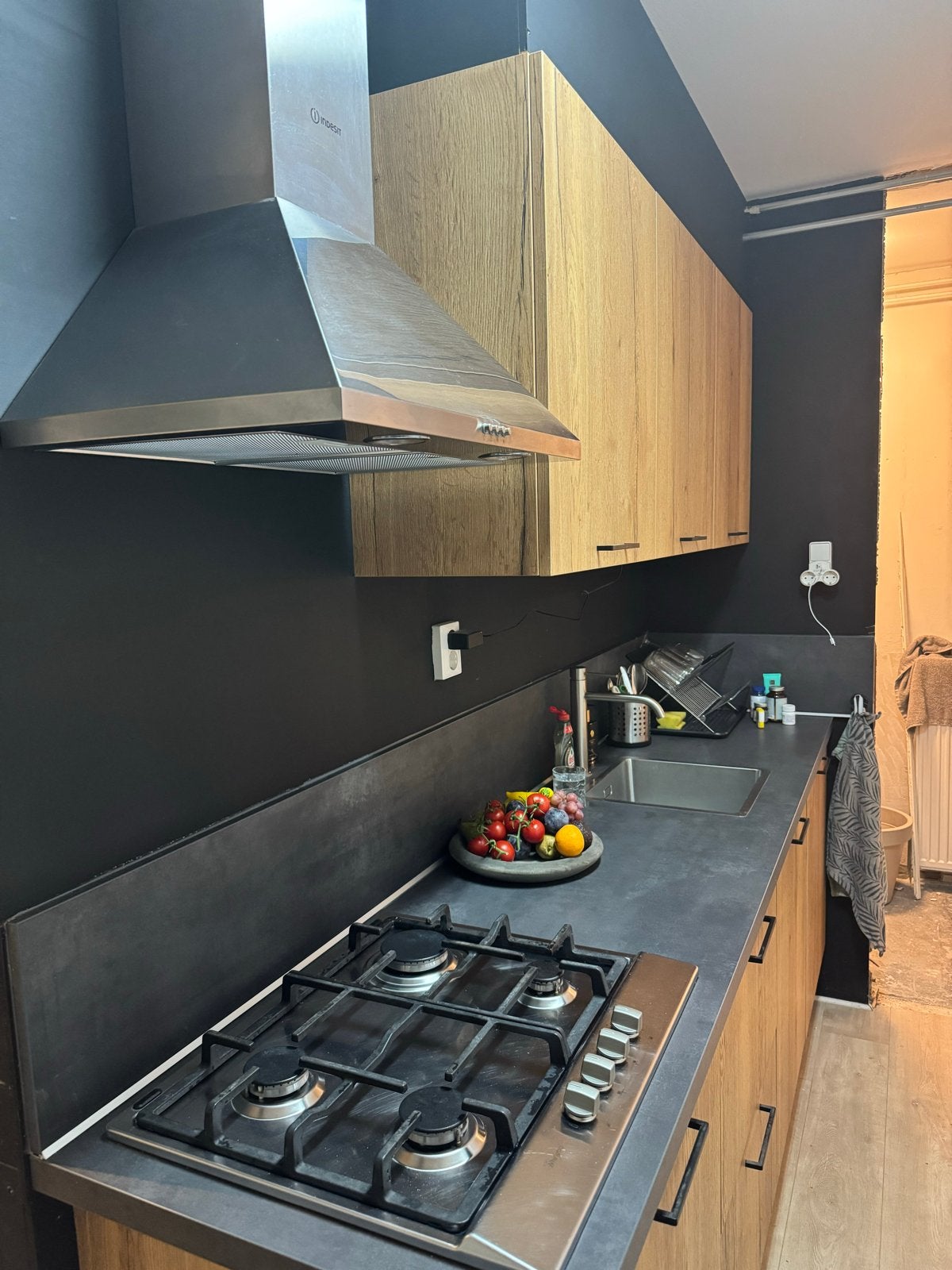 Moderne keuken met lichte gebruikssporen (245x65cm), Huis en Inrichting, Ophalen, Bruin, Enkelwandige keuken, Zo goed als nieuw